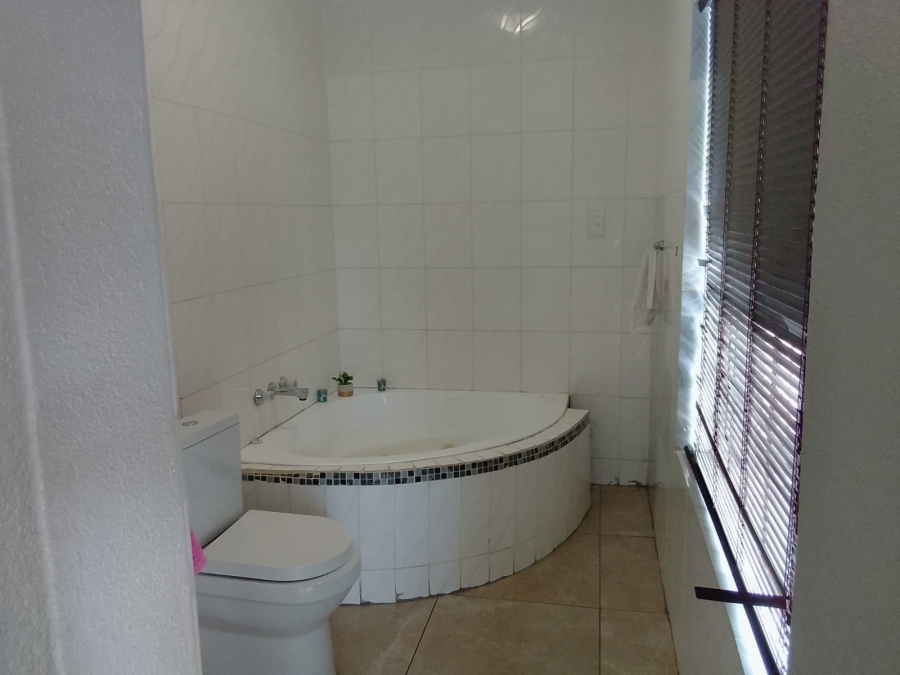 To Let 4 Bedroom Property for Rent in Safari Gardens North West